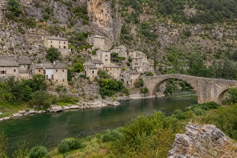Village de pierre et pont en arc à l'entrée des gorges du Tarn
