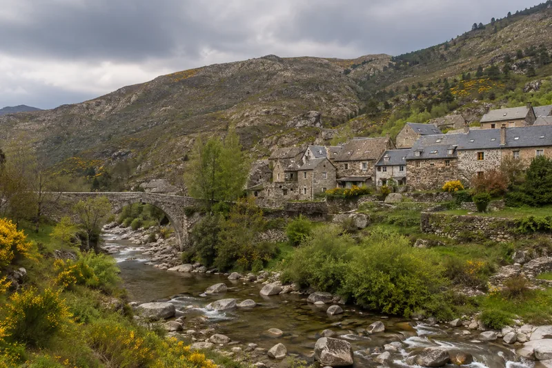 Hameau de granit et pont de pierre sur les hauteurs du mont Lozère
