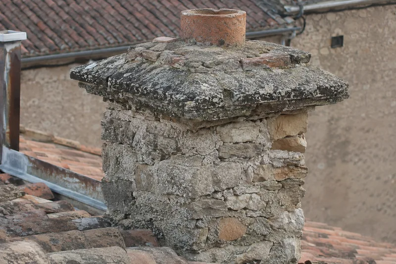 Souche de cheminée maçonnée sur une maison ancienne de Florac