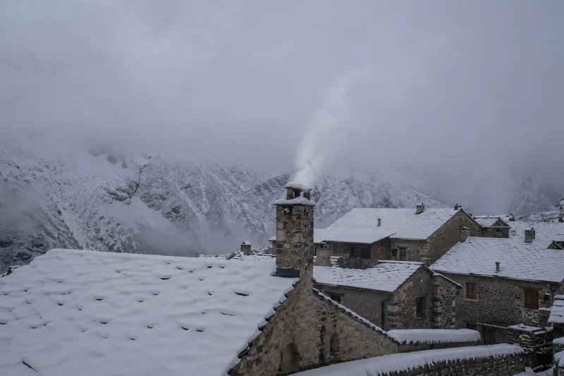 Toits enneigés d'un hameau cévenol en hiver